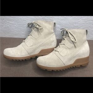 EUC Sorel Evie Lace Women's Lace Up Ankle Boots Beige Suede Size 9 Wedge Bootie